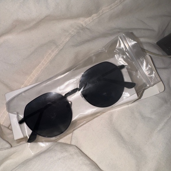Black sunglasses NEW - Picture 2 of 3